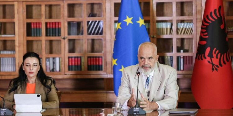 Çështja “Balluku”: Pas paralajmërimit të Ramës, zbulohet neni që mund të ndryshojë shumica në parlament