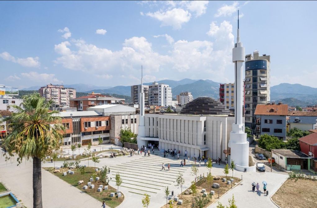 VIDEO/ Kryeministri Rama ndan pamjet: Xhamia e Ballies, e vlerësuar si një nga objektet më të veçanta të kultit në botë