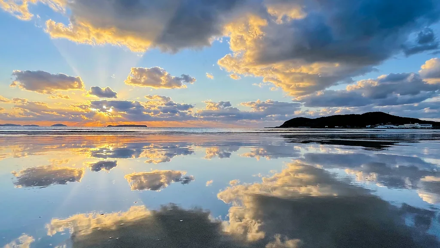 Plazhi që “transformohet” në pasqyrë, fenomeni unik në Japoni që po mahnit botën