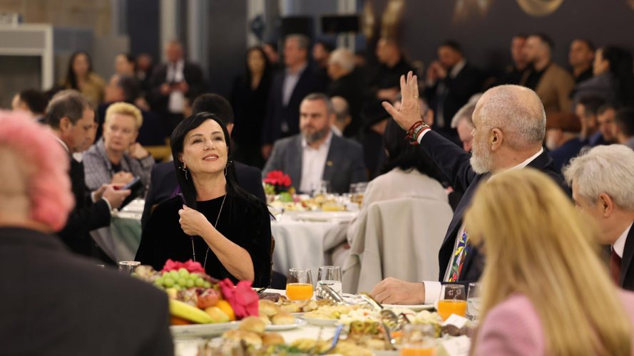 FOTO/ Rrethimi i Ylli Rakipit nga aziatiket, te Arbana Osmani e Baba Mondi! Çfarë nuk u pa në iftarin e Ramës?