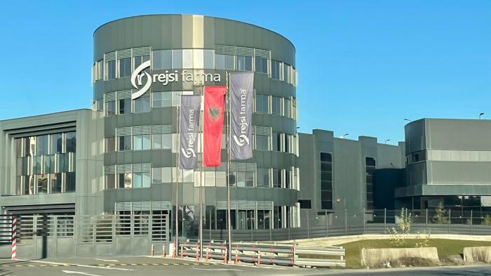 “Rejsi Farma” e Merita Sheqit 20 milionë euro para publike për ilaçe të skaduara, kontrabandë, skemë korrupsioni dhe luks