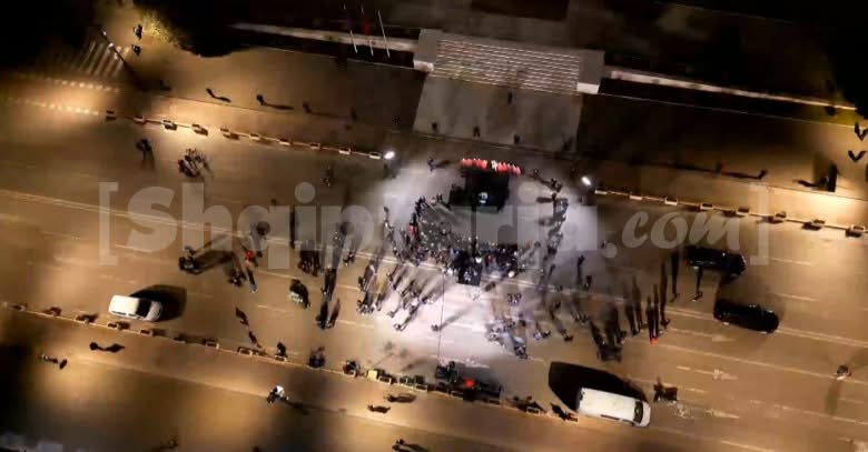 VIDEO/ Berisha i braktisur por nuk ka çfarë bën në shtëpi: Protesta  e radhës si “qok vakie” me 40 deputet dhe 30 ushtarë