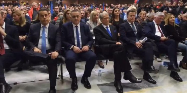 Sali Berisha është i vetmi njeri që i jep mandat Edi Ramës Sali Berisha është i vetmi njeri që i jep mandat Edi Ramës