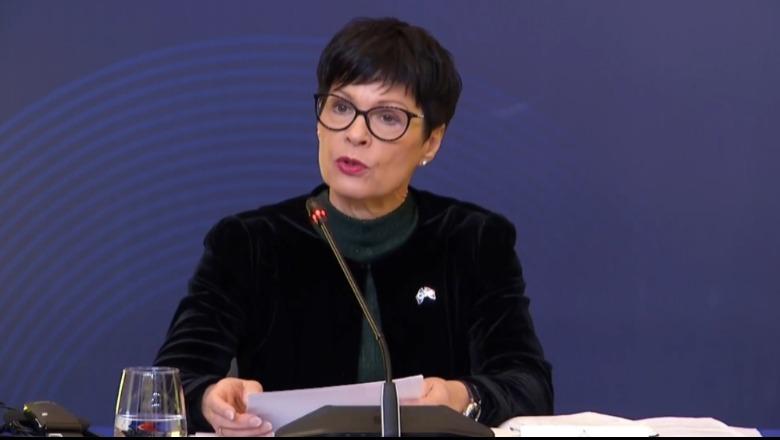Ambasadorët si gratë te kroi i fshatit flasin për integrimin por Komisionerja Marta Kos i nxjerr bllof: Shqipëria në krye të procesit të anëtarësimit në BE