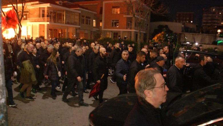 Sulm politik që mund të sillte vrasje, por vetëm Klevis Balliu çohet në SPAK! Kryeorganizatorin Berisha e falin sërish! Bashkë me të shpëtojnë Noka, Këlliçi e të tjerët Sulm politik që mund të sillte vrasje, por vetëm Klevis Balliu çohet në SPAK! Kryeorganizatorin Berisha e falin sërish! Bashkë me të shpëtojnë Noka, Këlliçi e të tjerët