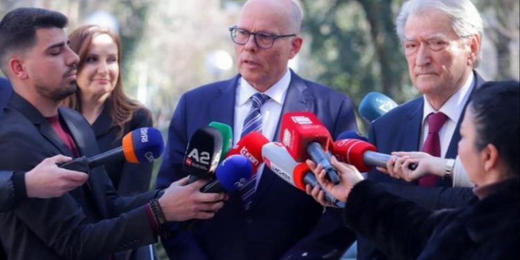 Kush e ka gënjyer raportuesin për Shqipërinë në Bundestag Peter Beyer që Berishës i janë hequr titujt “non grata” nga SHBA dhe Britania?! Ja çfarë thoshte dikur, kurse sot…!