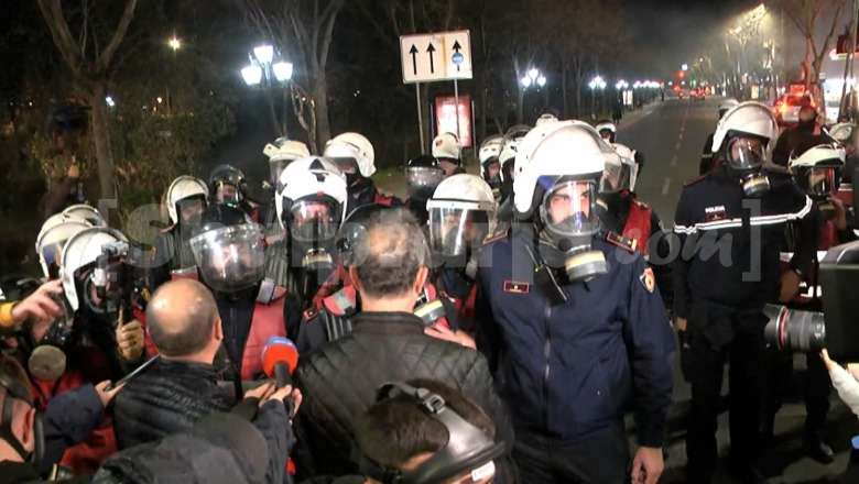 Mziu, Boçi e Noka u hakërrehen efektivëve: Ushtarë! Jeni të filmuar, mos prekni me dorë! Mëziu: I’u q*fsha robtë! Do ta paguani shtrenjtë sulmin ndaj Berishës