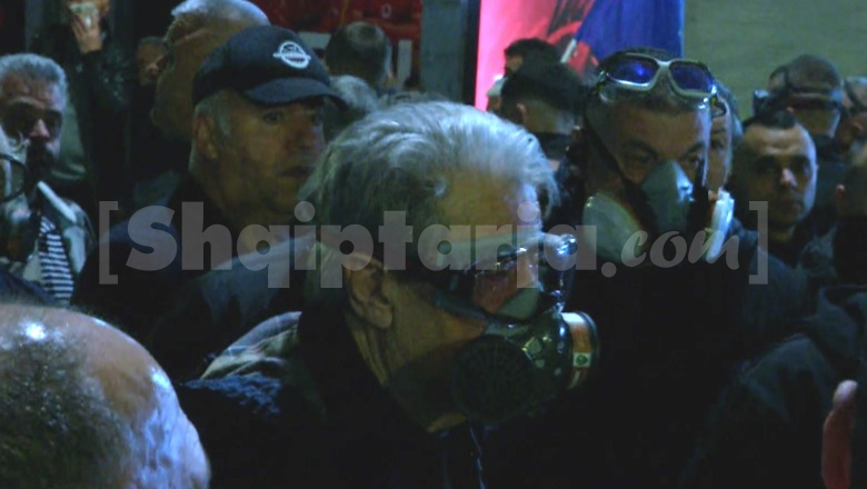 Berisha në ekstazë nga që nuk shikon mirë natën! Gënjen protestuesit: E tmerruat Edi Ramën! Do jap dorëheqjen ose do të të tërheqim siç s’ia pret mendja