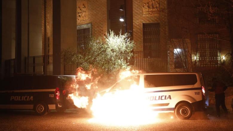 U sulmuan me molotovë nga militantët e Berishës, 4 policë dërgohen në spital