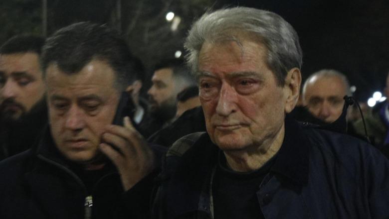 FOTOLAJM/ Gazi lotësjellës nuk e “njeh” Berishën: Përfundon me sy të skuqur e të përlotur në seli…jo nga “fitorja”