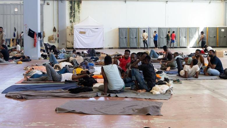 BE ndryshon kursin për emigracionin, me votat e së djathtës kalon vendimi për dërgimin e emigrantëve jashtë Unionit, Meloni: Europa në drejtimin e duhur BE ndryshon kursin për emigracionin, me votat e së djathtës kalon vendimi për dërgimin e emigrantëve jashtë Unionit, Meloni: Europa në drejtimin e duhur