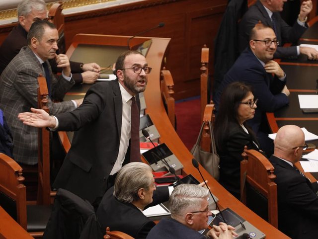 Pse kërcënon Gaz Bardhi të shembë Parlamentin?