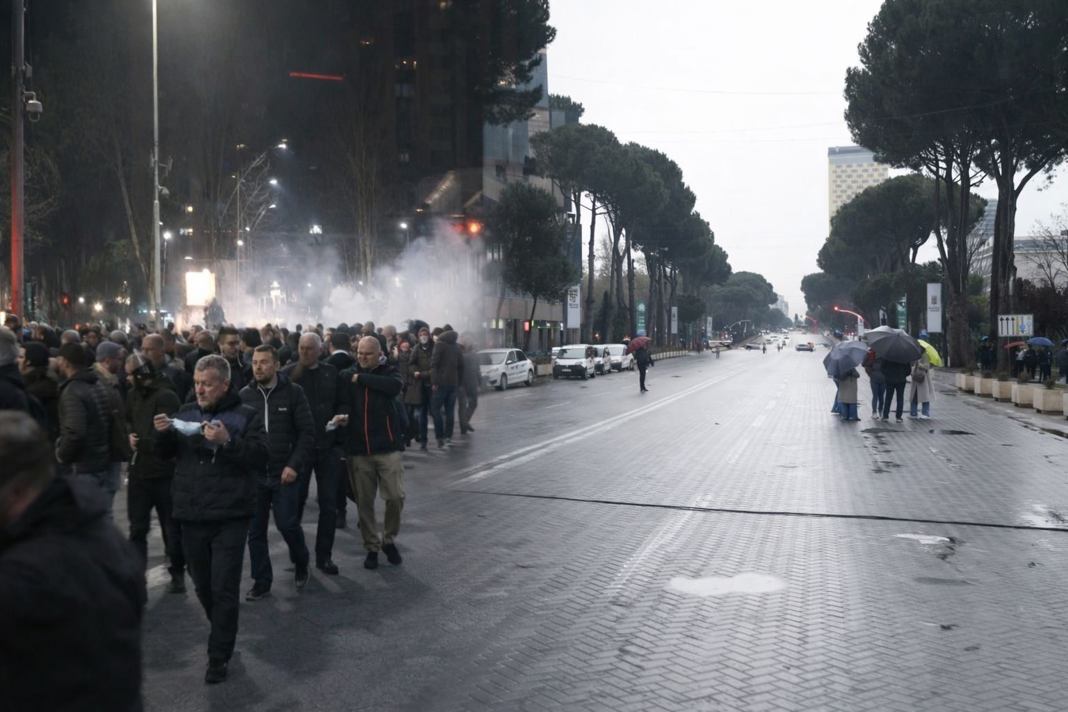 Trishtimi i një proteste apo frika për të mos protestuar bashkë me molotovët