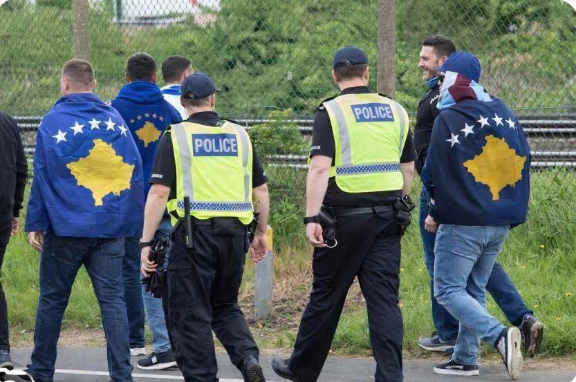 Tifozi kosovar e la të shokuar policin sllovak me përgjigjien e tij kurse “dardanët” me fitoren e tyre Tifozi kosovar e la të shokuar policin sllovak me përgjigjien e tij kurse “dardanët” me fitoren e tyre