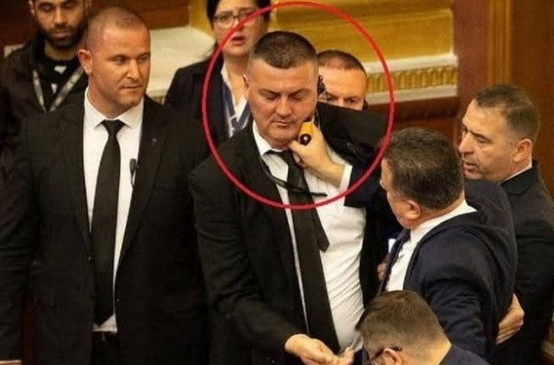 Grushti i Flamur Nokës ndaj një gardisti në Kuvend dhe një koment: Ai është familjar dhe burrë malësor…