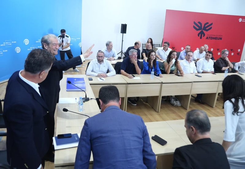 PD drejt ndryshimeve në statut, në pikëpyetje “neni Basha”: Frika nga lëvizja e Salianjit për përgjegjësi pas humbjeve të Berishës… PD drejt ndryshimeve në statut, në pikëpyetje “neni Basha”: Frika nga lëvizja e Salianjit për përgjegjësi pas humbjeve të Berishës…