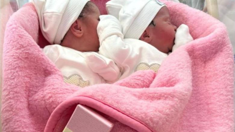 Pas 10 vite pritjeje, çifti bëhet prindër i dy vajzave binjake! Ardhja në jetë e vogëlusheve u bë falë trajtimit të fertilizimit in vitro në maternitetin “Koço Gliozheni”