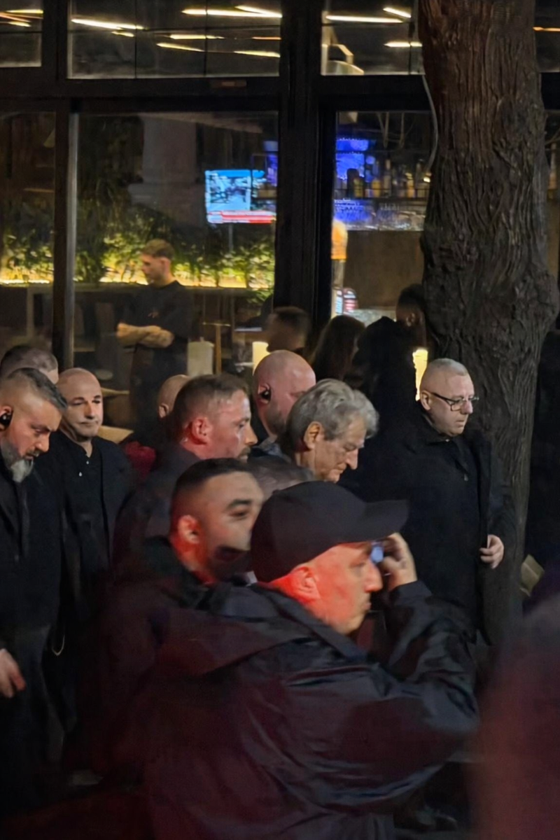 FOTOLAJM/ Berisha, si një i marrë që  i shkojnë pas turmat rrugëve të Tiranës