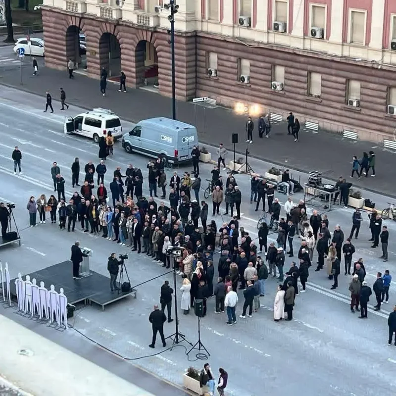 Ironia e gazetarit për protestën e opozitës: Me këtë ritëm, do mbeten me katër karrige