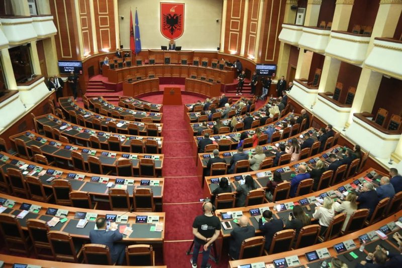 Shqiptarët  paguajnë 200 milionë lekë për dieta, karburant dhe qiratë e deputetëve