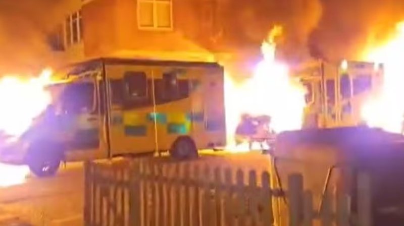 Digjen katër ambulanca në Londër, dyshohet për krim urrejtjeje