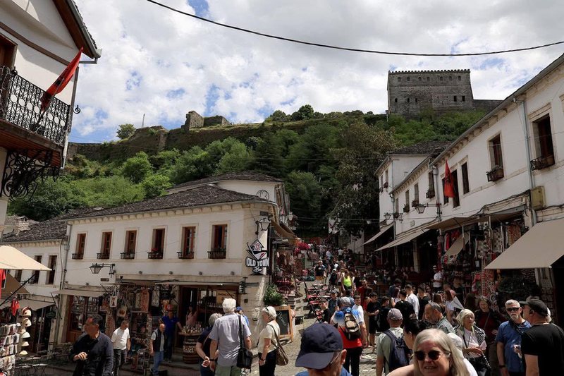 Lufta mund të ndihmojë turizmin në Shqipëri?! Po vijnë të huajt që anuluan planet në Lindjen e Mesme