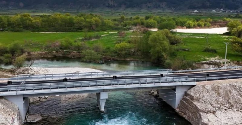 Rritet siguria dhe shmangen përmbytjet: Drejt përfundimit ura e re mbi lumin Drino Rritet siguria dhe shmangen përmbytjet: Drejt përfundimit ura e re mbi lumin Drino