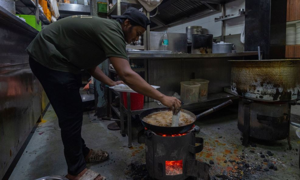 Shkallë në vend të ashensorëve, jo ajër të kondicionuar dhe…! Bllokimi i Ngushticës së Normuzit: “Kaos” global me thirrjet për kursim energjie