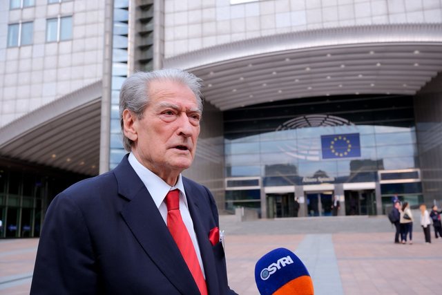 Ish komunisti shkoi për 50 vjetorin e PPE por … Kë nuk takova në Bruksel, (nëpër koridore)! Të bashkohemi nesër në kryengritjen paqësore Ish komunisti shkoi për 50 vjetorin e PPE por … Kë nuk takova në Bruksel, (nëpër koridore)! Të bashkohemi nesër në kryengritjen paqësore