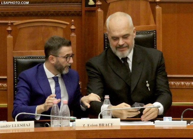 Erion Braçe sfidon Ramën, shpall kandidaturën për Bashkinë e Tiranës: Mjaft më, kërkoj mbështetjen e socialistëve Erion Braçe sfidon Ramën, shpall kandidaturën për Bashkinë e Tiranës: Mjaft më, kërkoj mbështetjen e socialistëve