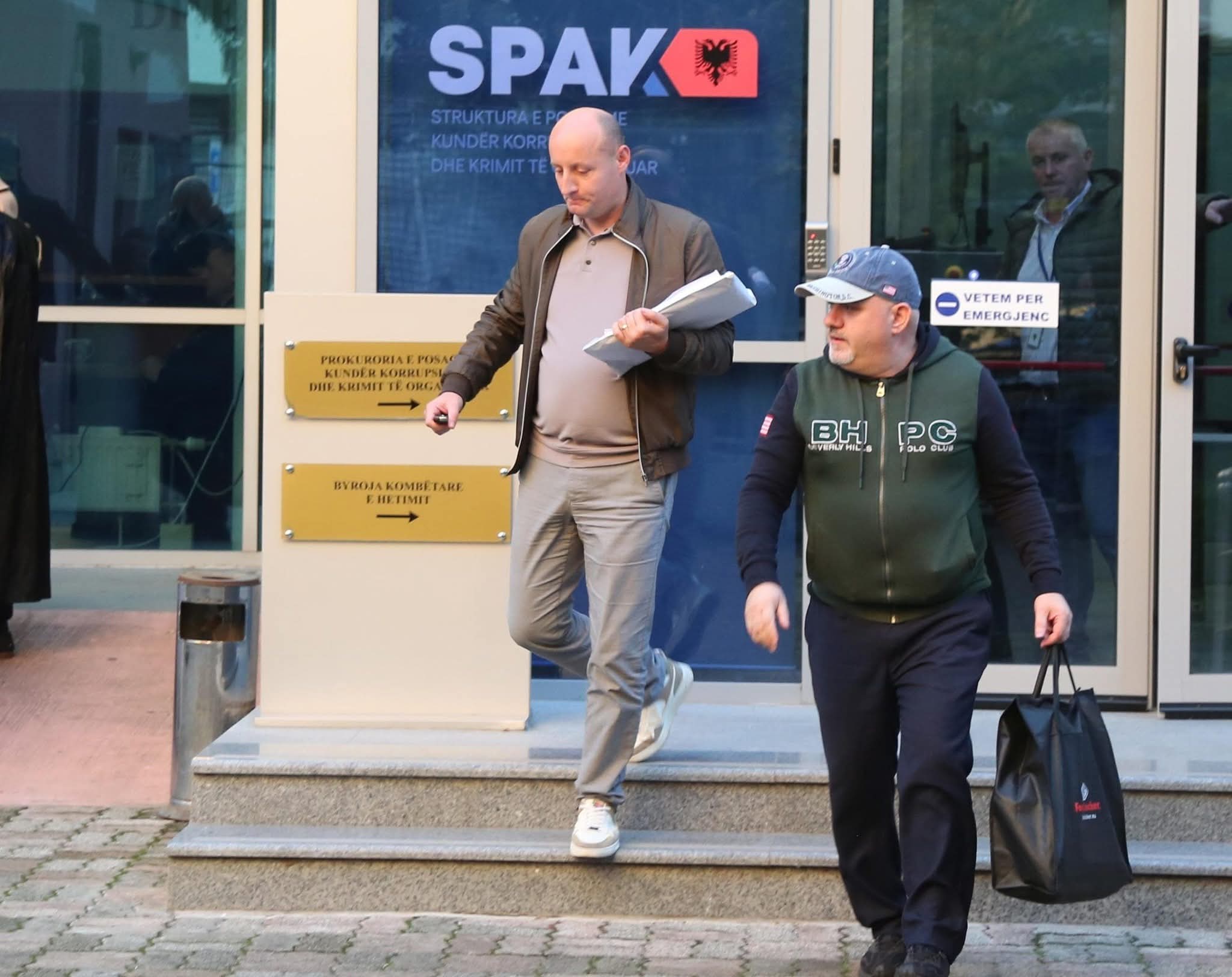 Ironia e gazetarit: Në seancën e parë gjyqësore të organizatës kriminale me 21 vetë, ishin dy gazetarë dhe viktima Ironia e gazetarit: Në seancën e parë gjyqësore të organizatës kriminale me 21 vetë, ishin dy gazetarë dhe viktima