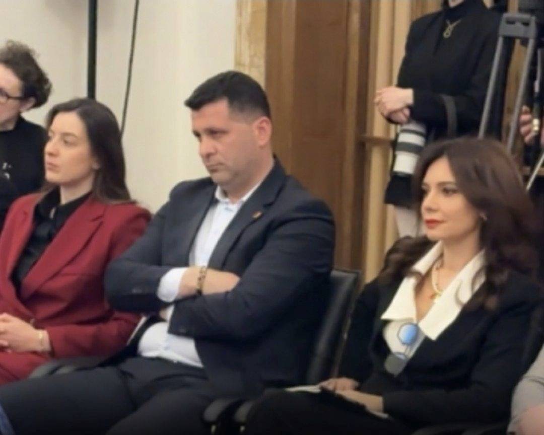 Spiropali provokon kolegët në mbledhjen e GPS! I kthehet ashpër Rama… Spiropali provokon kolegët në mbledhjen e GPS! I kthehet ashpër Rama…