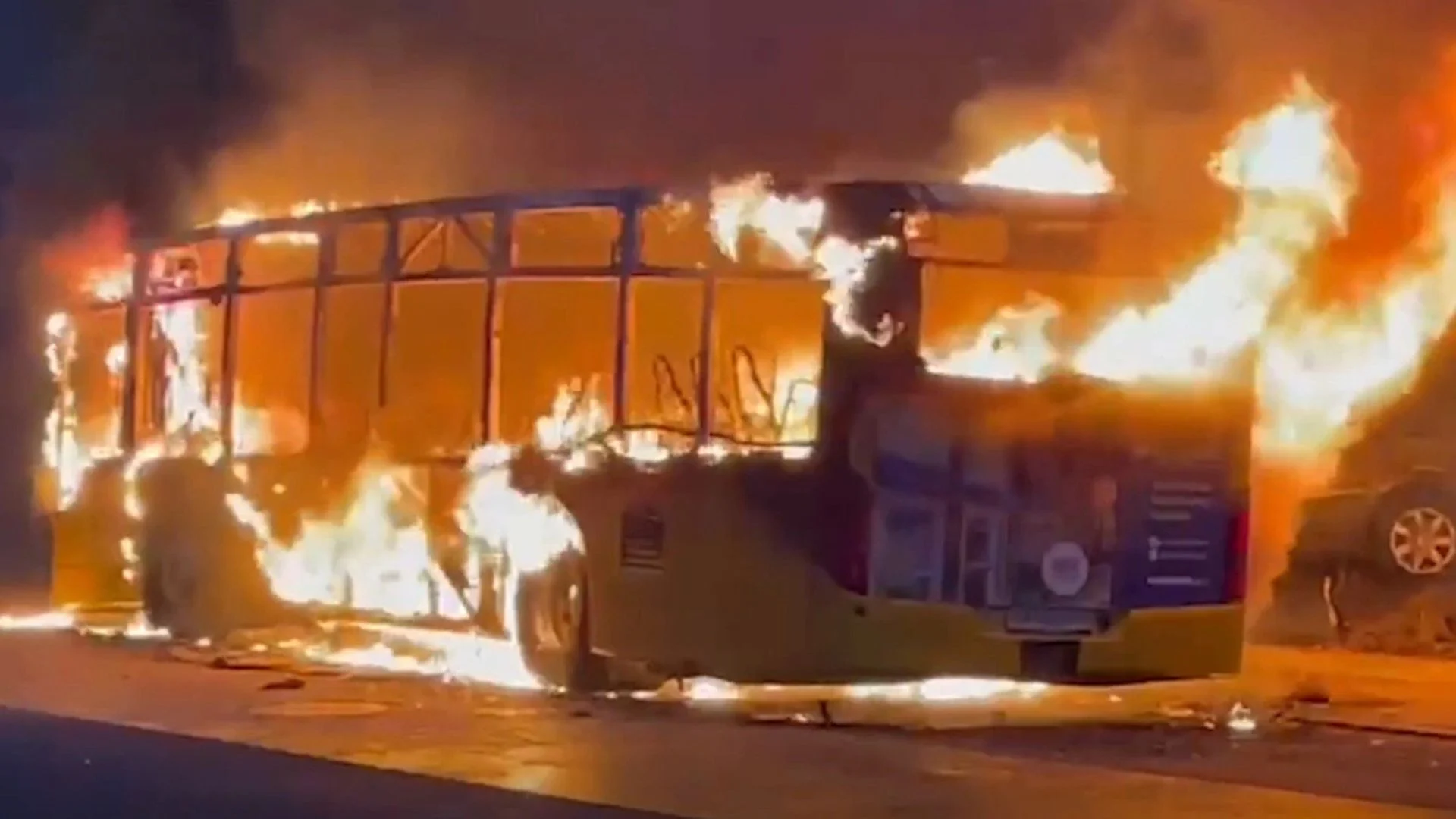 Tragjedi në Zvicër, autobusi shpërthen në flakë në mes të rrugës, 6 viktima dhe 5 të plagosur
