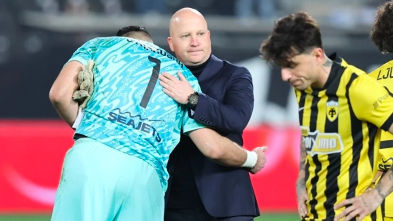 Tifozët e AEK-ut të Strakoshës dhe Pilos, i dalin në mbrojtje shqiptarëve: Grekët janë më të varfërit në Europë, pse talleni me shqiptarët…