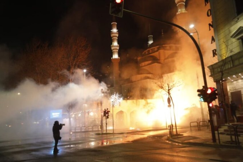 Gjermania i “heq” flamurin PD! Shuplakë Berishës nga Berlini: Dhuna në protestë, e papranueshme!