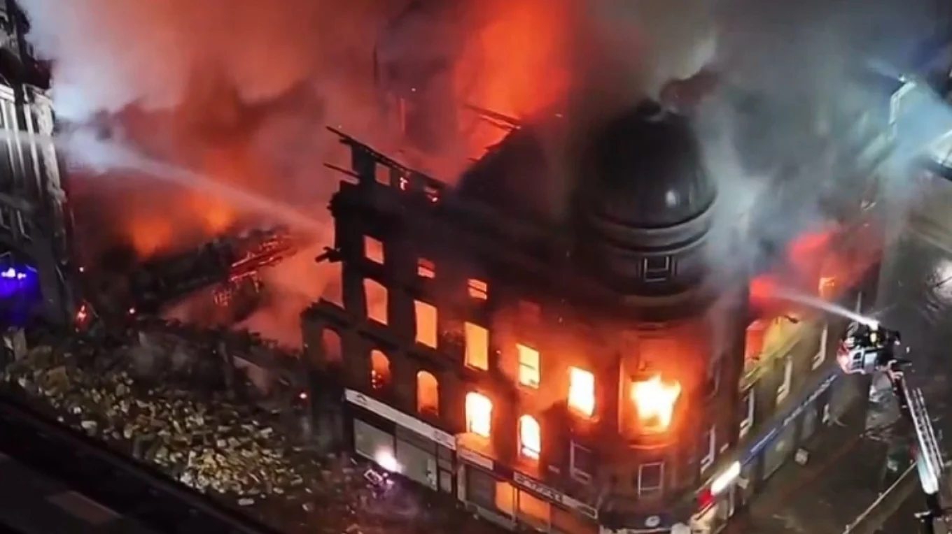 Zjarr i madh në Stacionin Qendror të Glasgout, shembet pjesërisht ndërtesa, anulohet transporti hekurudhor