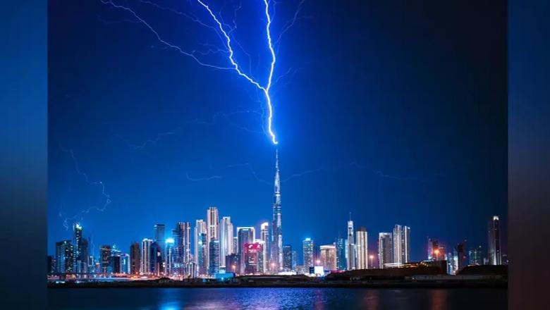 Dubai “përfshihet” nga stuhitë e forta: Rrufeja godet ndërtesën më të lartë në botë