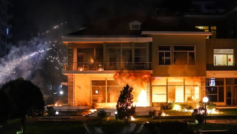 U bombardua nga molotovët e militantëve të PD, Rama te “Vila 31”: I gjeta artistët të traumatizuar! Turp për maskarenjtë e gjykatave që bashkëpunojnë me vandalët duke ngatërruar “piromanët” me prot…