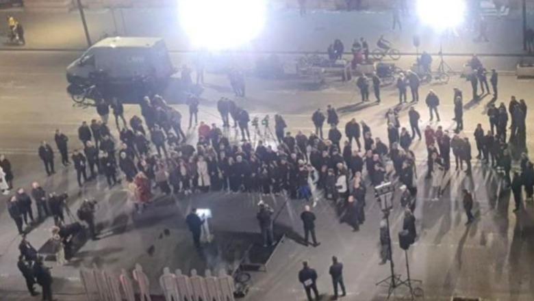 Komedia e nje plaku dhe e një “alifmatraku” para kryeministrisë ku çdo të hënë heq karrigen Tiku, vjen tufa Rama “iku”! Balla ironizon: Nisi si dasmë dhe përfundoi si synetllëku