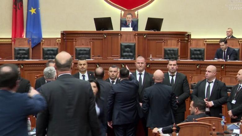 Deputeti Balla i drejtohet Vokshit: Për ty Albana kemi numrin 0900”! Bardhi e sulmon me zhargon rugaçësh… sapo 17 shoqata të moralshme grash e kishin marrë në mbrojtje: O burr legen, je mësuar… Deputeti Balla i drejtohet Vokshit: Për ty Albana kemi numrin 0900”! Bardhi e sulmon me zhargon rugaçësh… sapo 17 shoqata të moralshme grash e kishin marrë në mbrojtje: O burr legen, je mësuar…