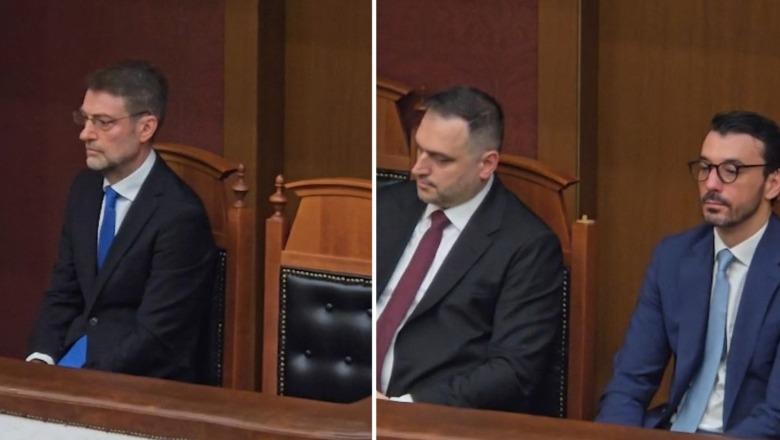 Mes kaosit e rrëmujës, 7 anëtarët e rinj të kabinetit qeveritar u votëbesuan të enjten në Kuvend. Ndërsa nisi votimi për secilin prej ndryshimeve, Berisha dhe deputetë të tjerë të PD zaptuan foltoren. Mes kaosit e rrëmujës, 7 anëtarët e rinj të kabinetit qeveritar u votëbesuan të enjten në Kuvend. Ndërsa nisi votimi për secilin prej ndryshimeve, Berisha dhe deputetë të tjerë të PD zaptuan foltoren.