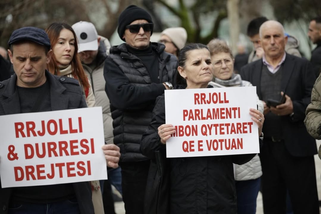 Dalin pamjet e dhunës: Protestuesit e Rrjollit rrahin brutalisht në Tv Klan djalin e trashëgimtarit të tokës Fatmir Shpellzaj (Foto)
