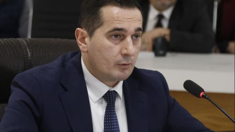 Si përfaqsues  i akuzës ka futur në gropë dosjen e krimit shtetërorë  të 21 Janarit! Klodjan Braho mesazhe “trimërie” në Fb: Do të godasim çdo funksionar që bashkëpunon me krimin! Qytetarët ne rrje…