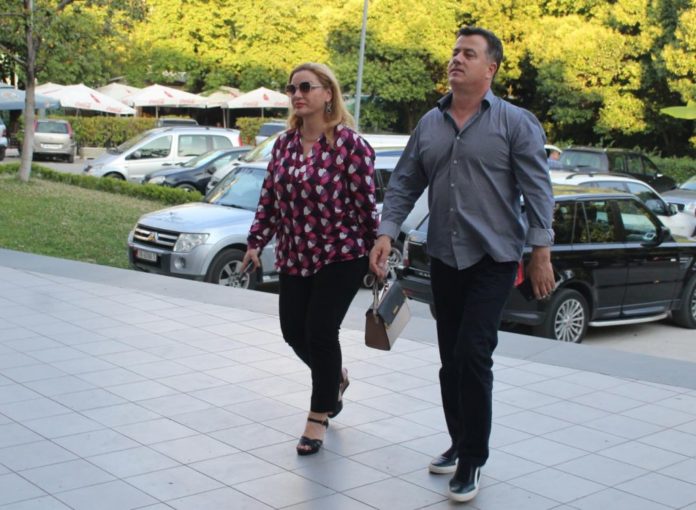 Muli vesh bluzën me mbishkrimin “Je suis Albana”