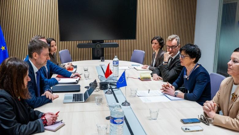 Komisionerja Kos pas takimit me ministrin Ferit Hoxha: Shqipëria, një nga vendet në krye të procesit të anëtarësimit në BE Komisionerja Kos pas takimit me ministrin Ferit Hoxha: Shqipëria, një nga vendet në krye të procesit të anëtarësimit në BE