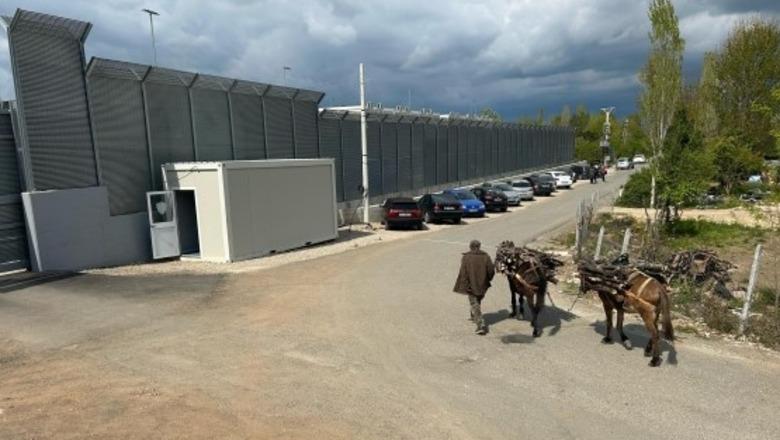 Pakti mes Shqipërisë dhe Italisë për emigrantët: Gjykata e Apelit të Romës ngre dyshime mbi ligjshmërinë e marrëveshjes por nuk mund të marri vendim mbi ndalimin Pakti mes Shqipërisë dhe Italisë për emigrantët: Gjykata e Apelit të Romës ngre dyshime mbi ligjshmërinë e marrëveshjes por nuk mund të marri vendim mbi ndalimin