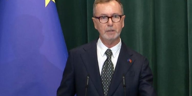 Ylli Manjani ironizon reagimin “diplomatik” të paprecedent të ambasadave para dhe pas votimit të mandatit të Ballukut: Për kryeministrin çek që vodhi miliona euro të BE-së sikur nuk na thatë ndonjë…