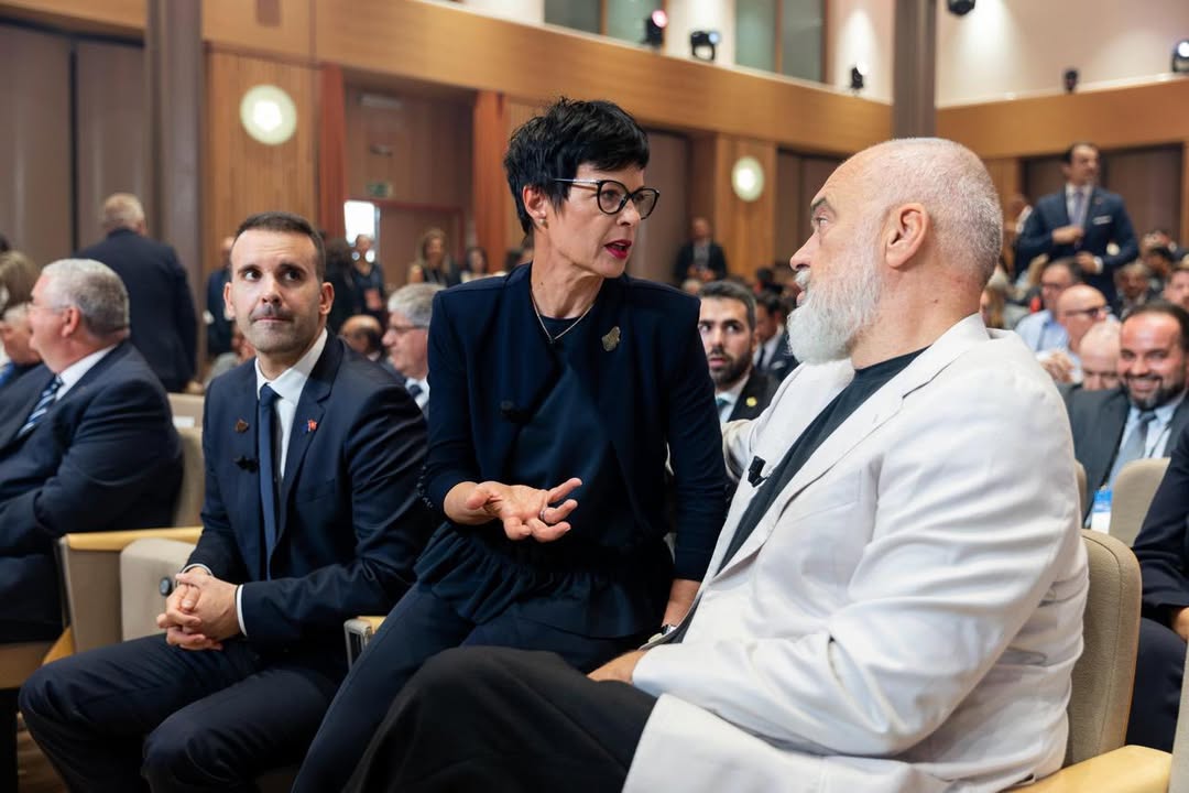 A ka ardhur koha që ambasadat perëndimore t’i kthehen diplomacisë klasike?