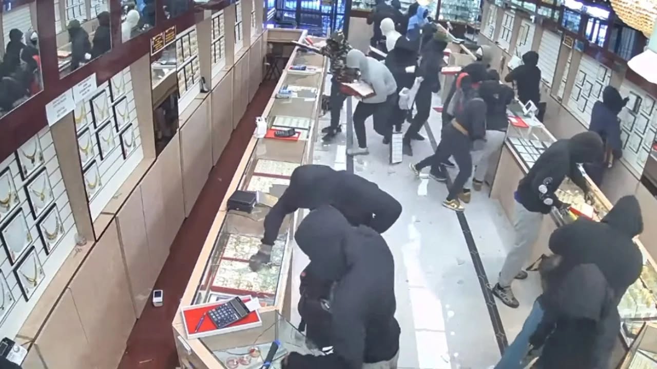 Video/ Vjedhje spektakolare brenda një minute, 20 hajdutët ‘pushtojnë’ dyqanin e bizhuterive, grabisin mallra me vlerë 1.4 mln dollarë