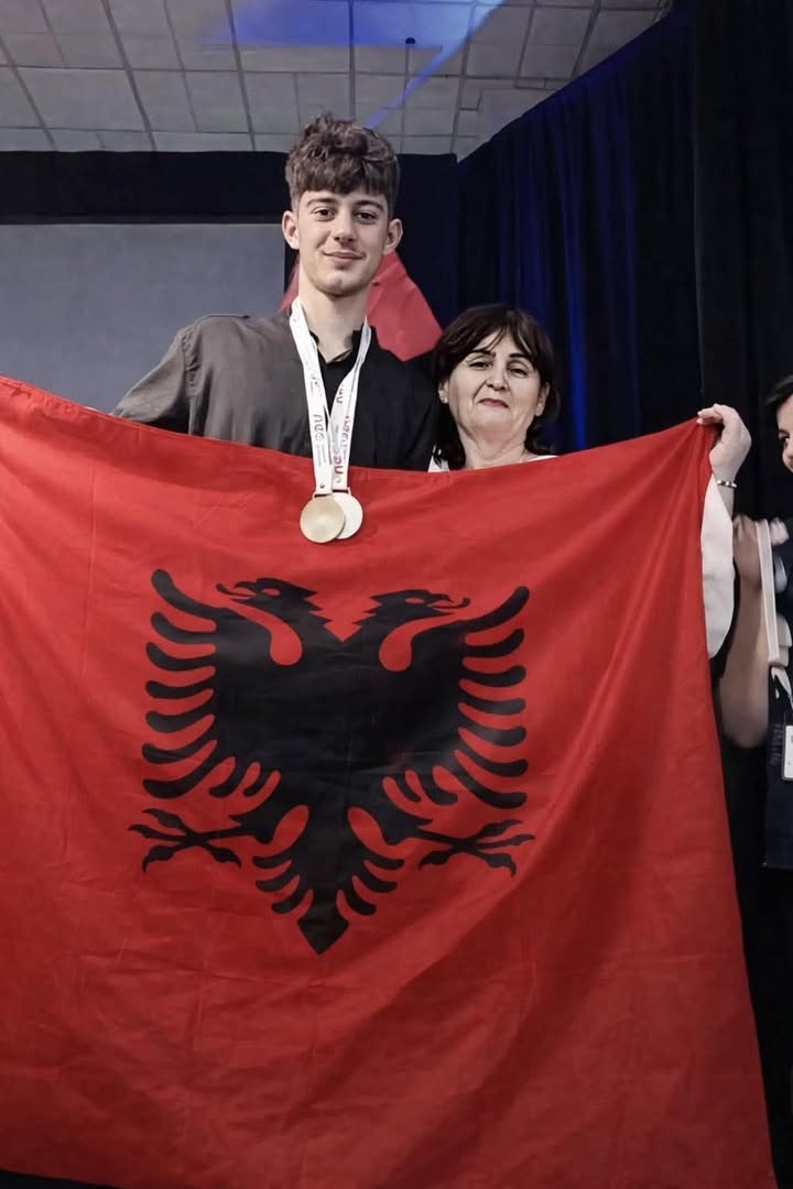 Kompion bote në matematikë por i varfër, mësuesja i paguan biletën Kompion bote në matematikë por i varfër, mësuesja i paguan biletën